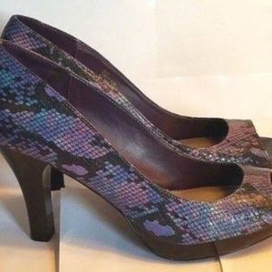Ladies snakeskin shoes